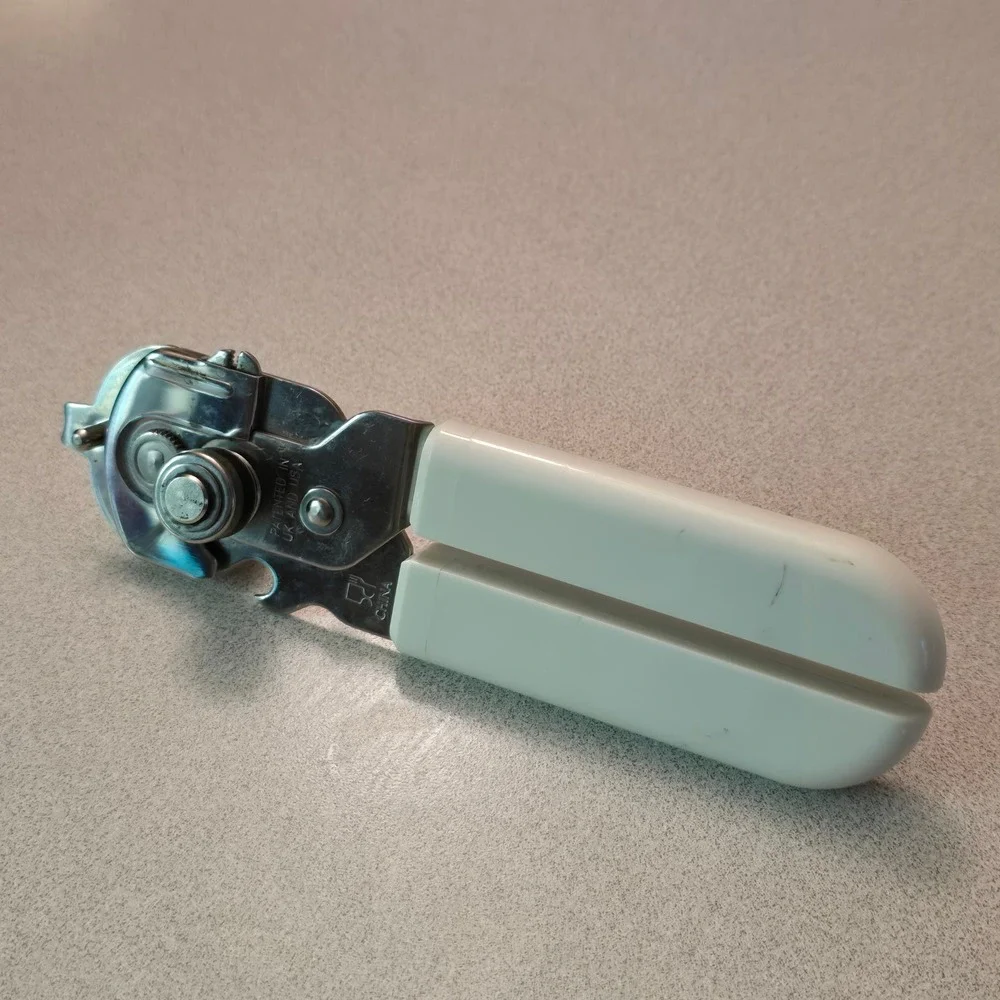 Pampered Chef #2758 Safety Smooth Edge Can Opener White Manual Retired